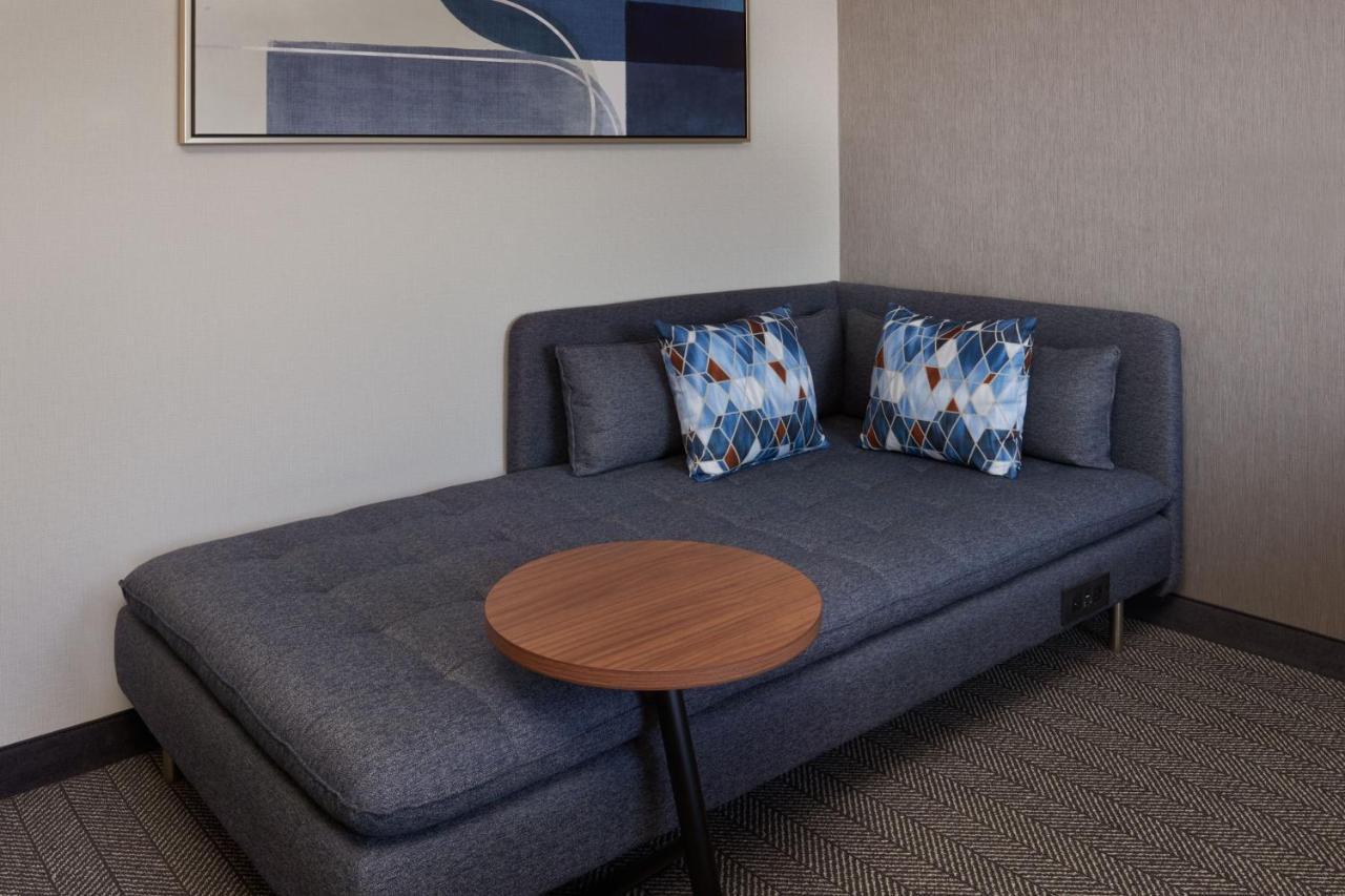 Courtyard By Marriott Kitchener Hotel Exterior foto