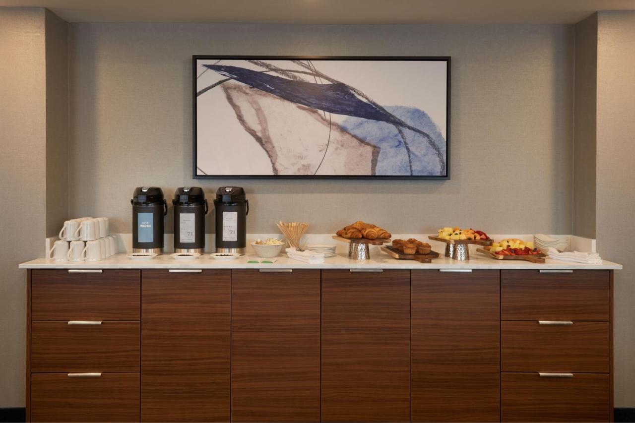 Courtyard By Marriott Kitchener Hotel Exterior foto