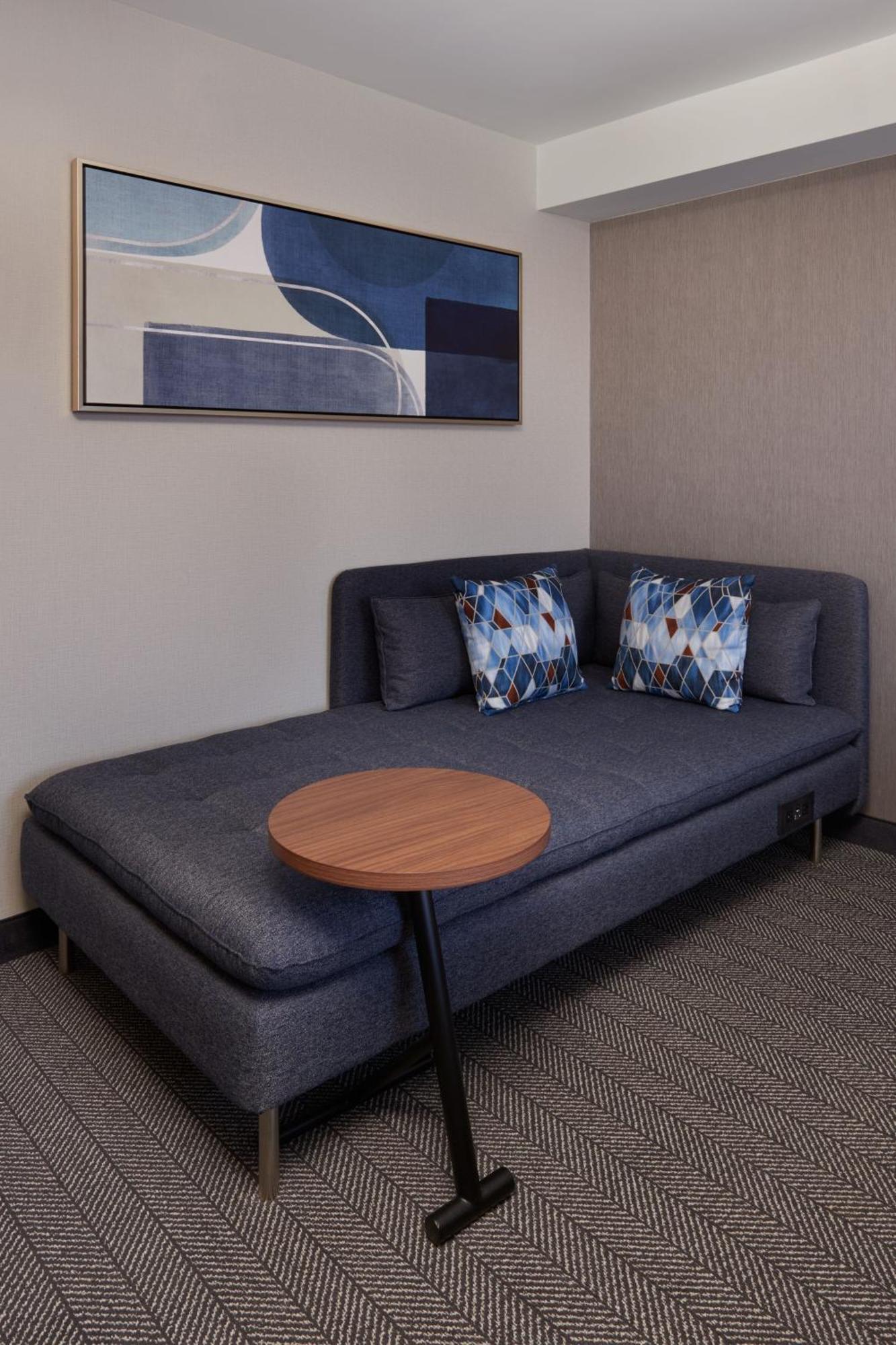 Courtyard By Marriott Kitchener Hotel Exterior foto